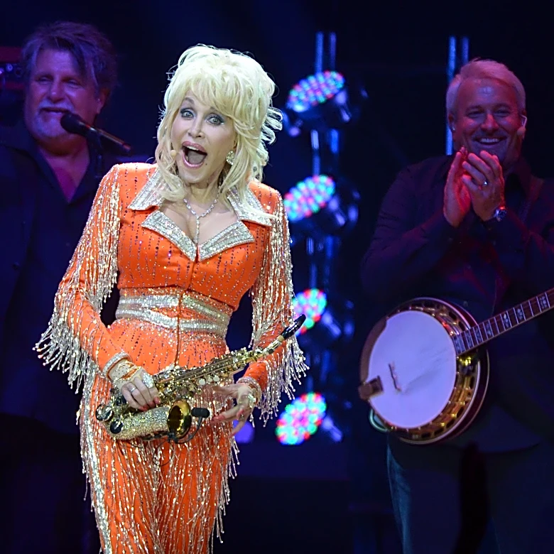 Tennessee fans honor Dolly Parton by singing along to classic at Neyland