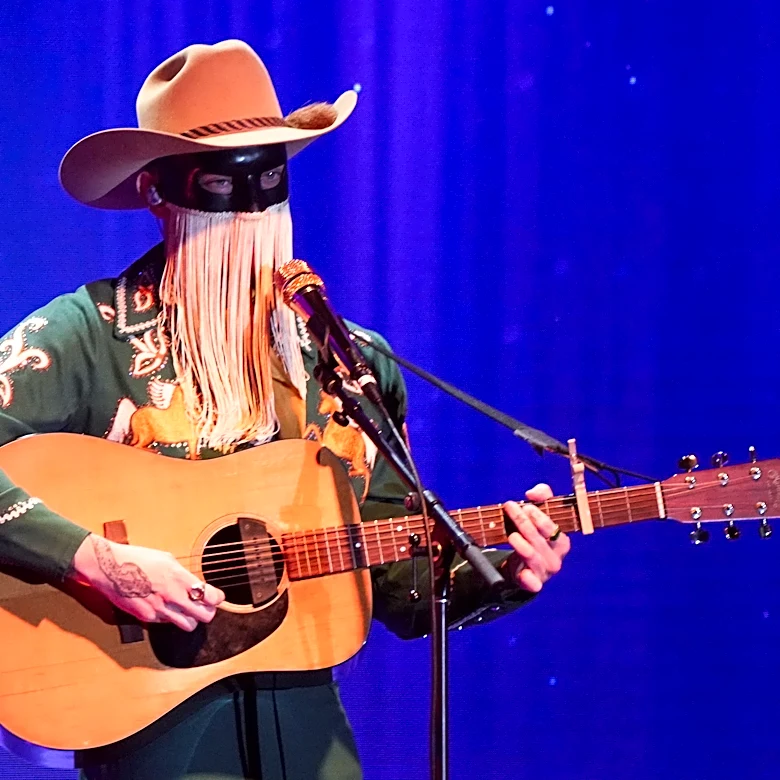 Country star who kissed NFL player adds details about his viral lyric