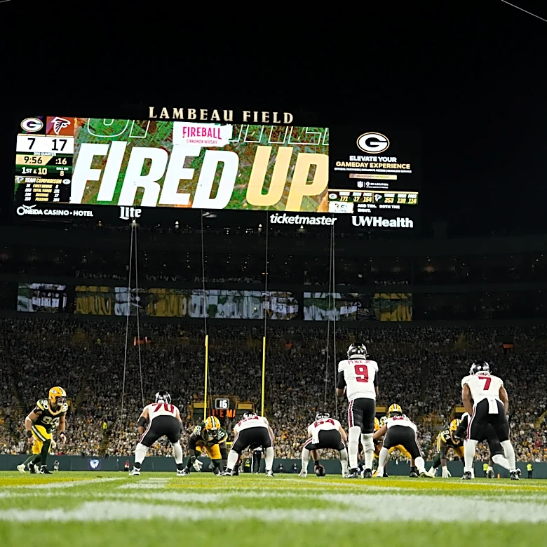 Distraught Packers fan checking her pulse became an instant hilarious meme