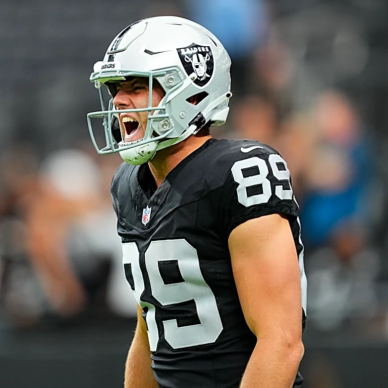 Klint Kubiak gives blunt 2-word response to Brock Bowers' Week 3 questionable tag