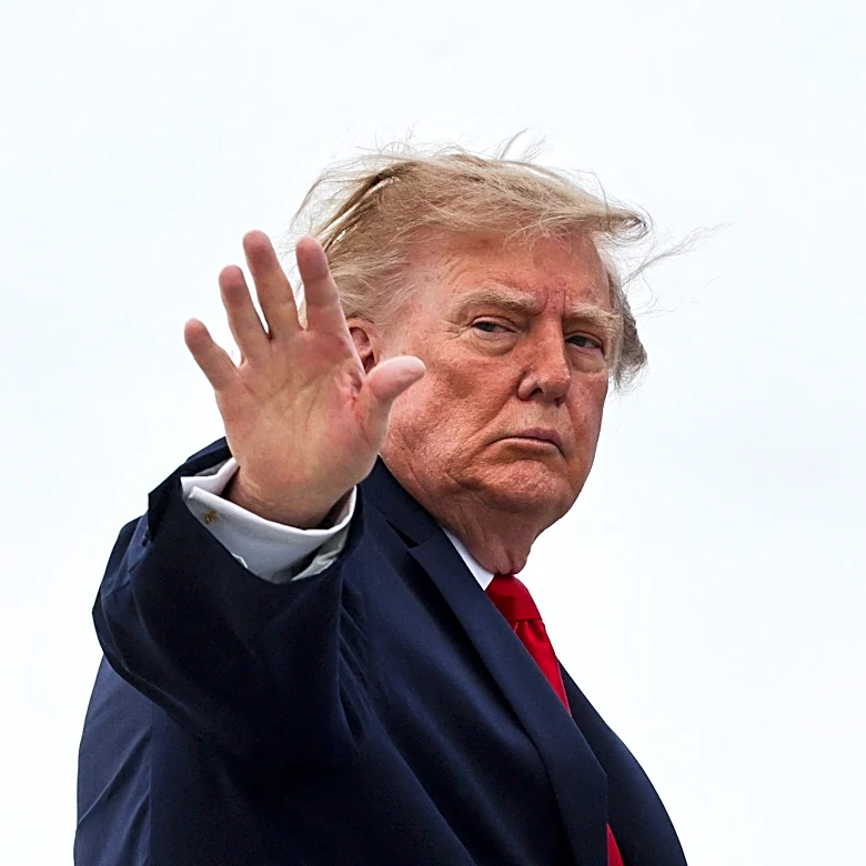 Who is Donald Trump sitting with at Texas vs. Tennessee?
