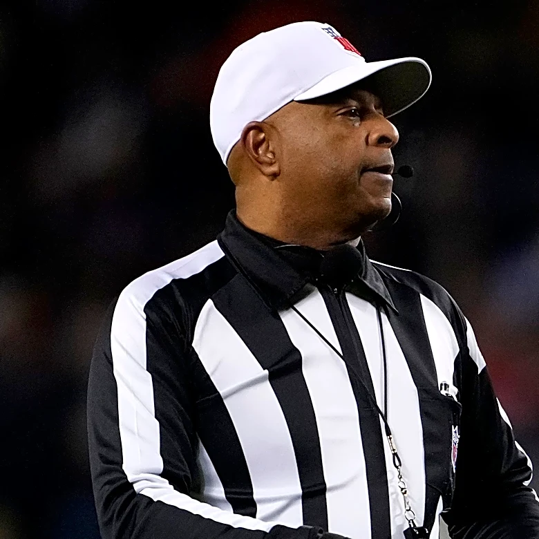 NFL referee Adrian Hill oddly confronted Vikings LB after an accidental collision