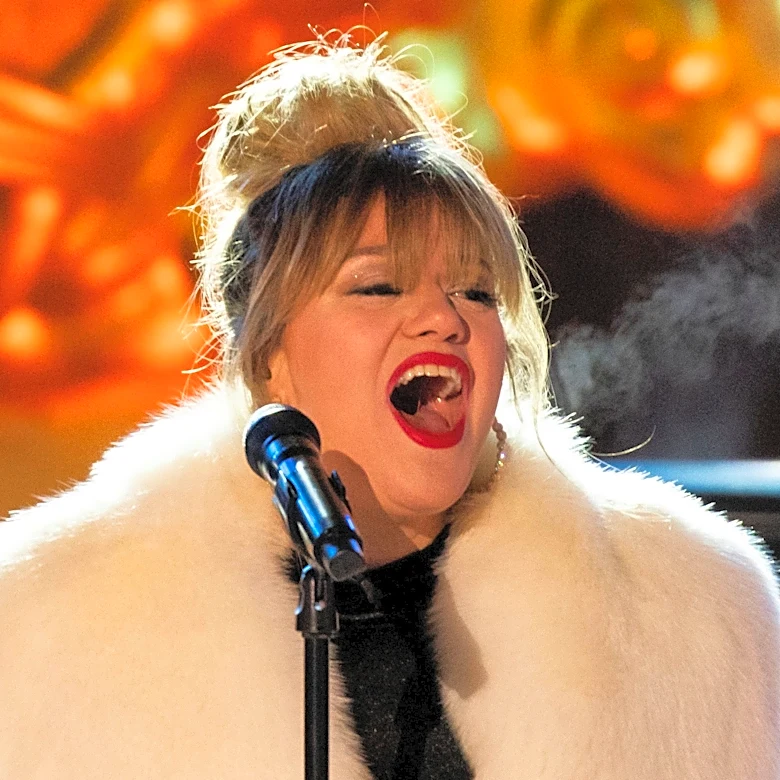 The Kelly Clarkson and NYC Art of Play 'dancing bird' showdown, explained