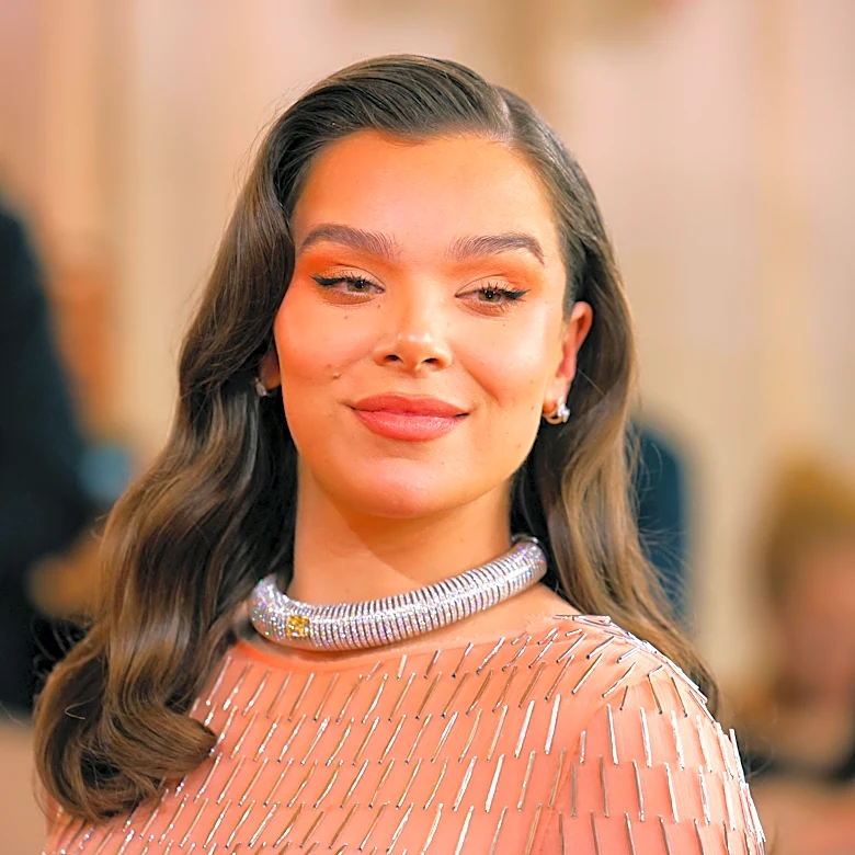 Hailee Steinfeld gets fired up over Josh Allen's big run