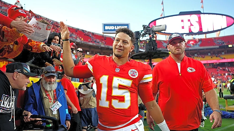 Patrick Mahomes had the classiest reaction to tying a Tom Brady record