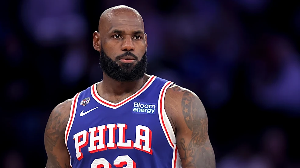 LeBron James shuts down chirping fan in 76ers debut