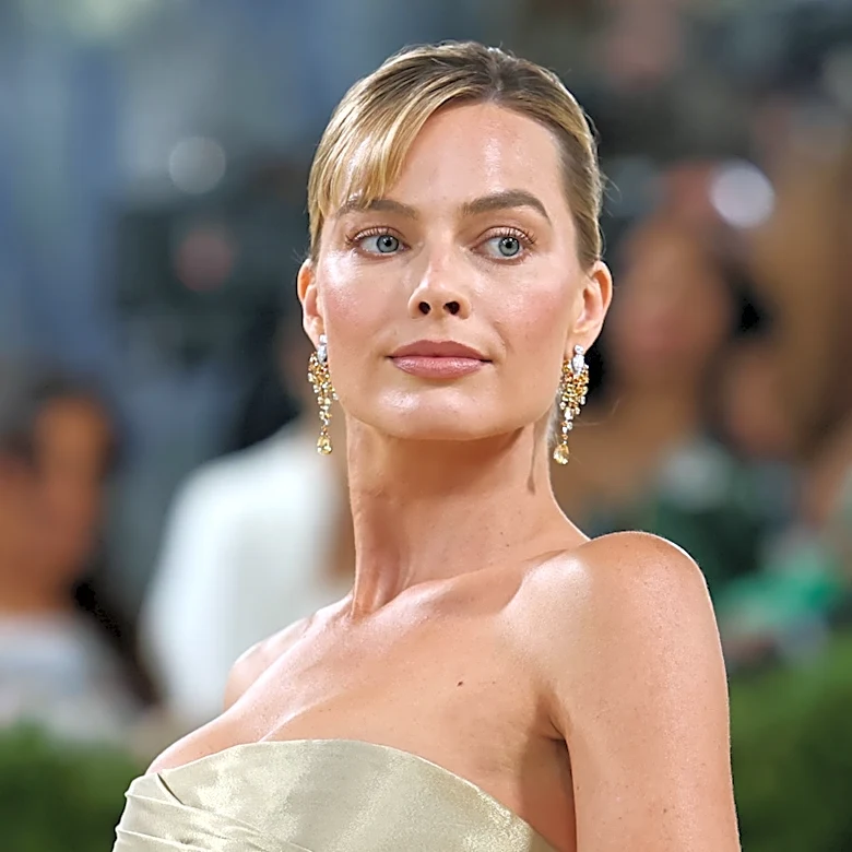 Pics Of Margot Robbie Before & After She Found The Perfect Hair Color For Her
