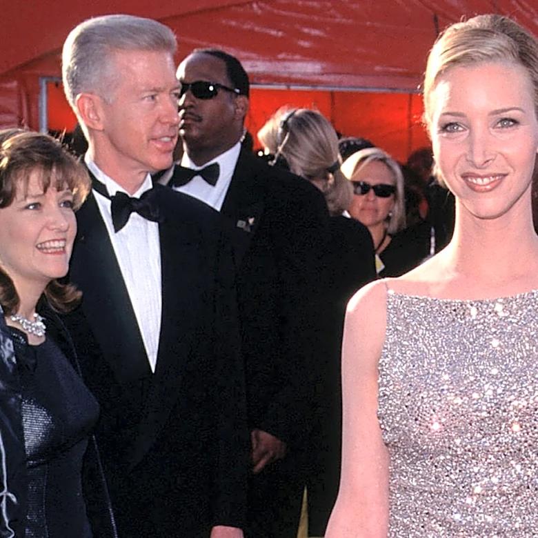 Throwback Pics Of Lisa Kudrow Show Off Her Peak '90s Outfits