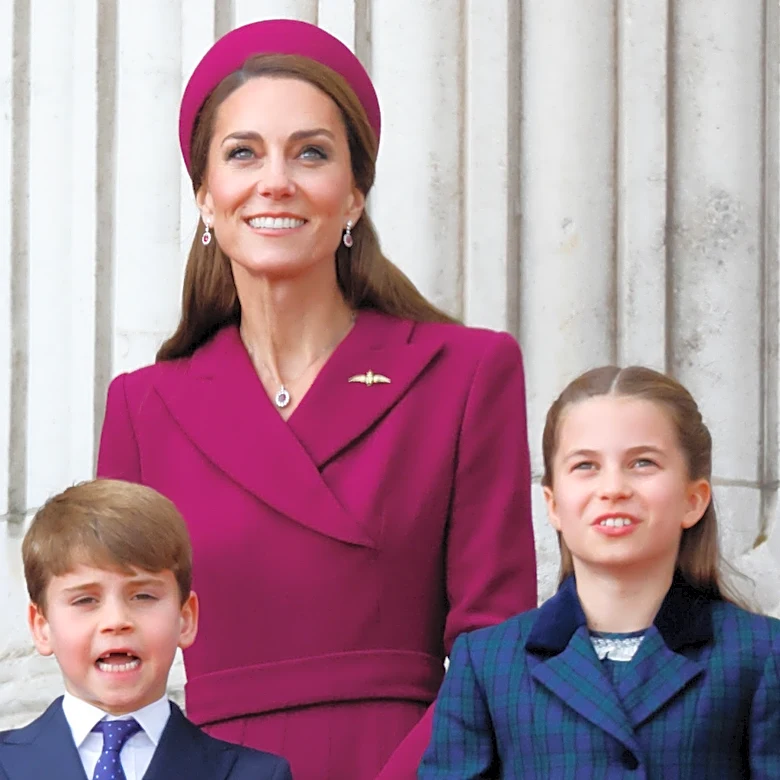 8 Sweet Snaps Of Kate Middleton And Her 3 Children That Show Off Their Love