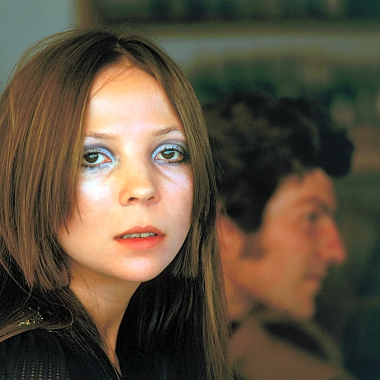 '60s Model Penelope Tree Is Still A Stunner (& A Runway Star)