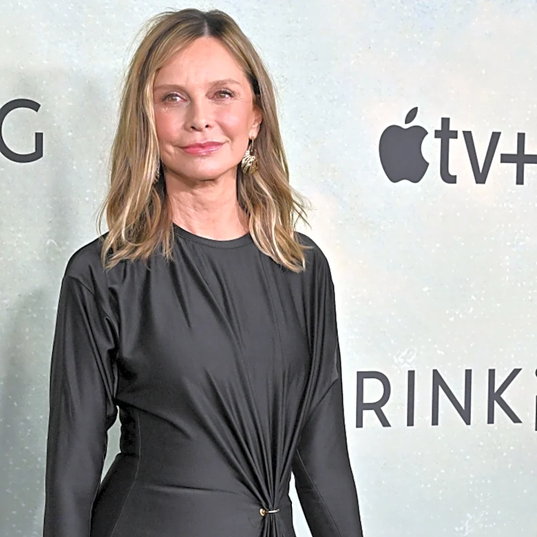 Ladies Over 40 Should Take Notes From Calista Flockhart For The Perfect Mid-Length Haircuts