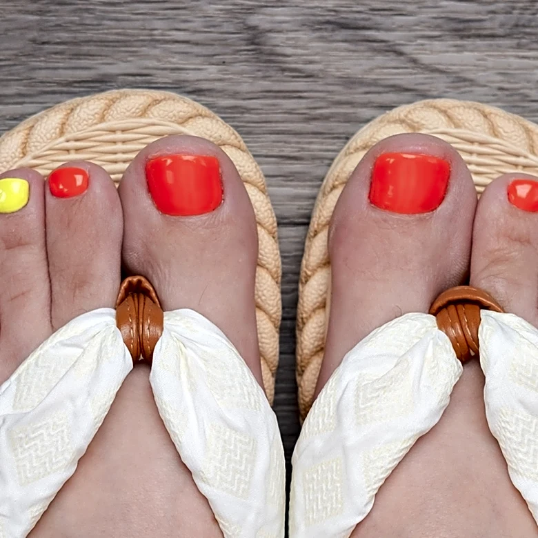 7 Pedicure Colors & Designs To Try For An '80s-Inspired Look