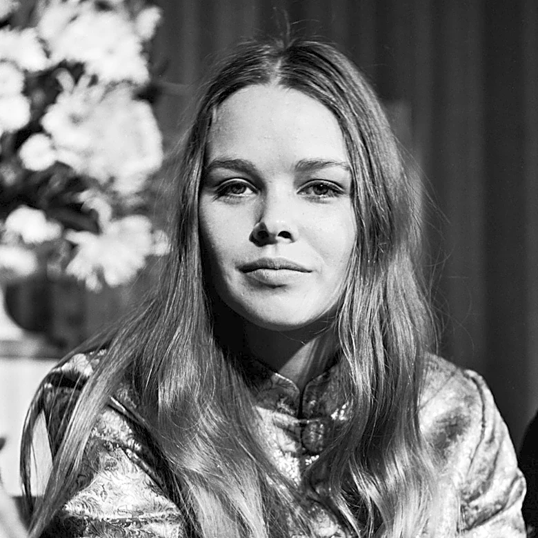 Here's What The Mamas & The Papas Singer Michelle Phillips Looks Like Now