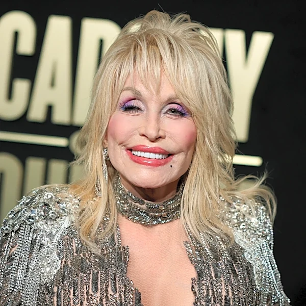 Rare Times Dolly Parton Dressed Down Her Denim Looks & Absolutely Stunned