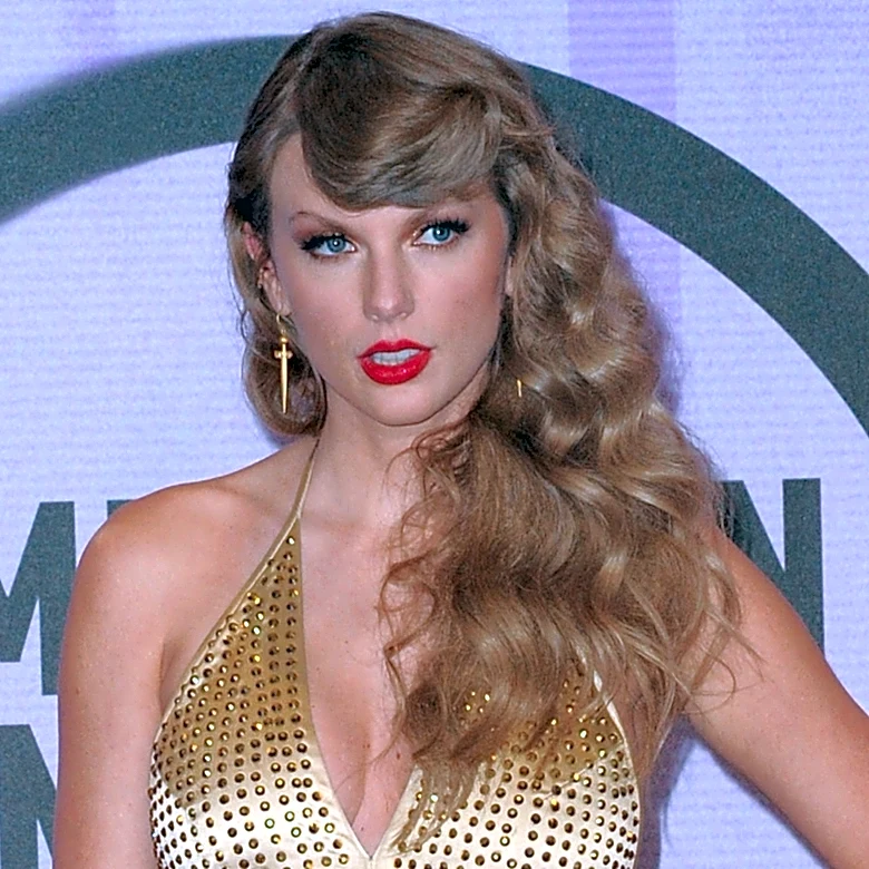 Sorry, Curls - Taylor Swift's New Shorter Hair Is Stunning Straight (& Fits Her Face Shape So Well)