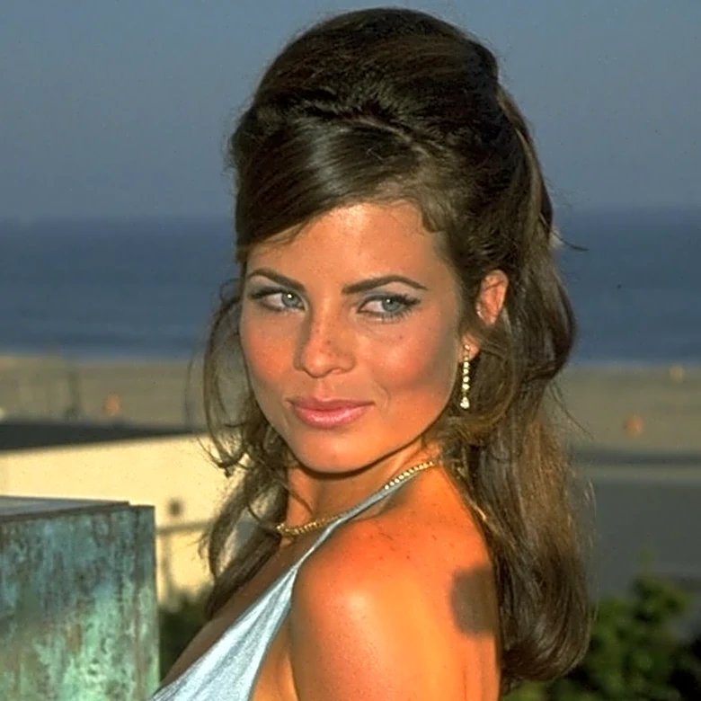 Original Baywatch Star Yasmine Bleeth Was The Queen Of '90s Haircuts & These Pics Are Proof