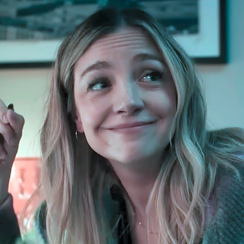 The Bear Star Abby Elliott Looks Nearly Unrecognizable After Her Dark Hair Transformation