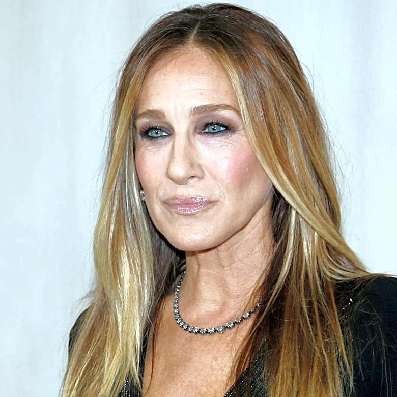 Sarah Jessica Parker Fully Embraced Going Gray & Her Hair Looks Beyond Stunning