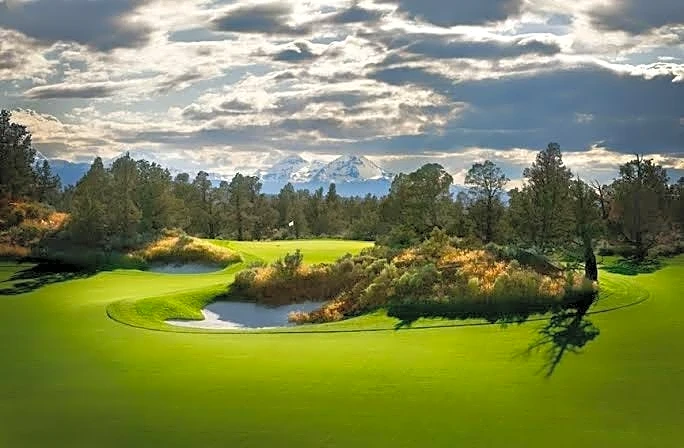 RE/MAX opens its first golf community real estate hub at picturesque Oregon course