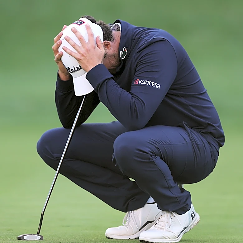 Manuel Elvira blows chance for first win after brutal bunker blunder