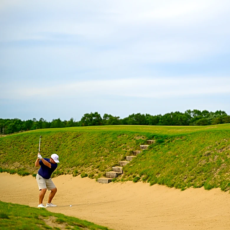Local caddie playing through injury reaches U.S. Mid-Amateur quarterfinals at The Lido