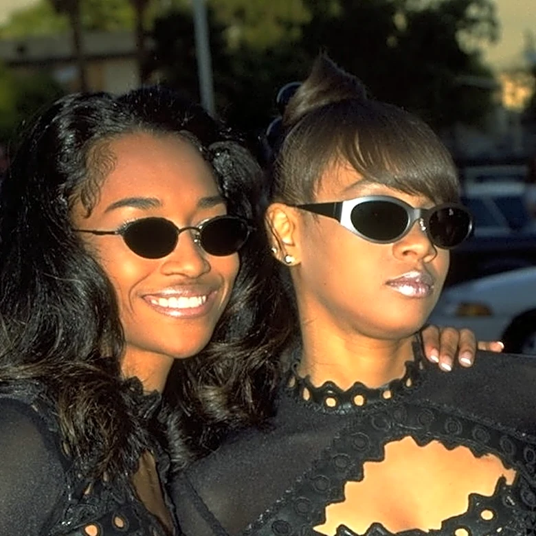 The No. 1 Song On August 19, 1995 Sounds Even More Chill Today