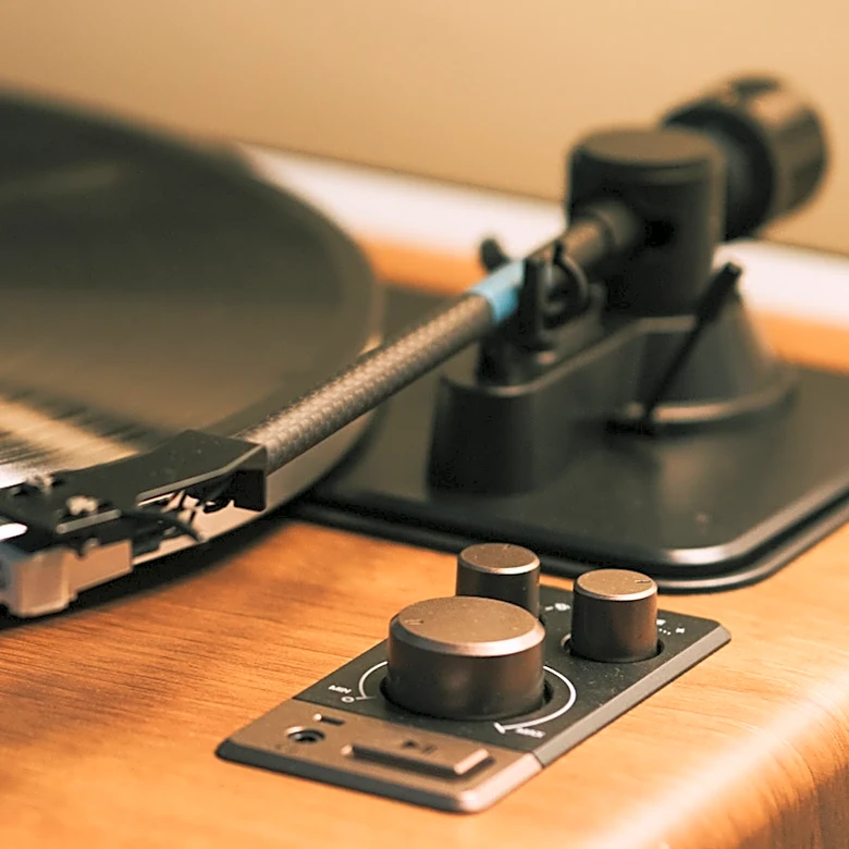 The 5 Best Vinyl Record Players With Speakers
