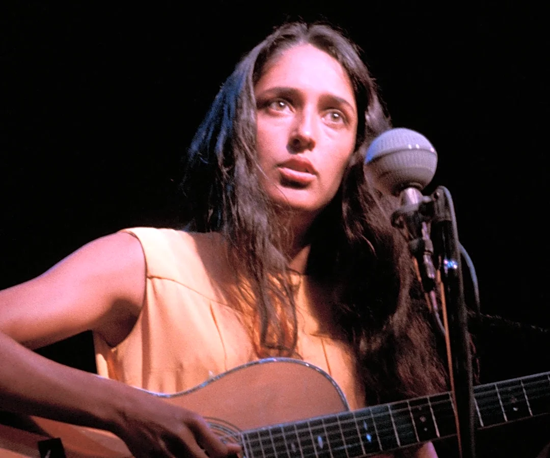 5 Of The Most Beautiful Voices In Folk Rock History