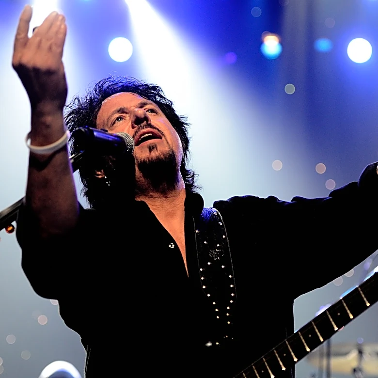 5 Yacht Rock Songs That Belong On Every Wedding Playlist