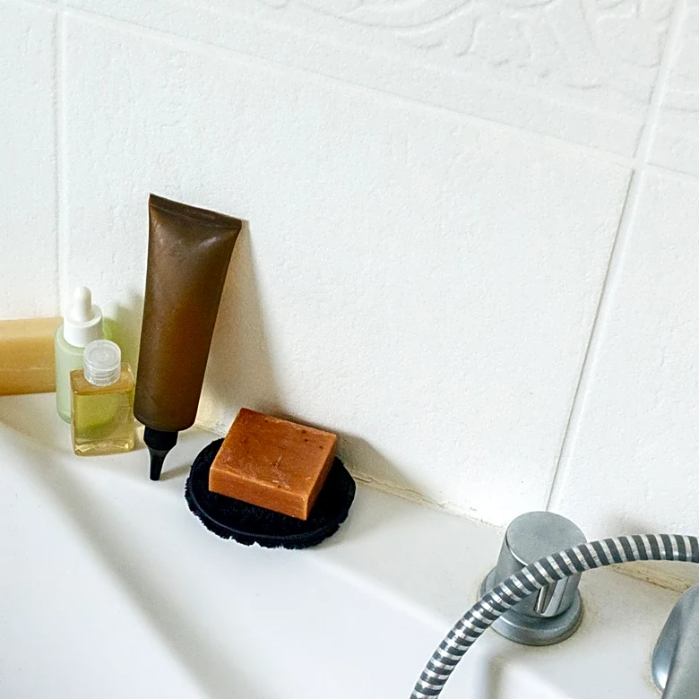 The Vintage Item At The Thrift Store That Keeps Your Bathtub Clutter-Free