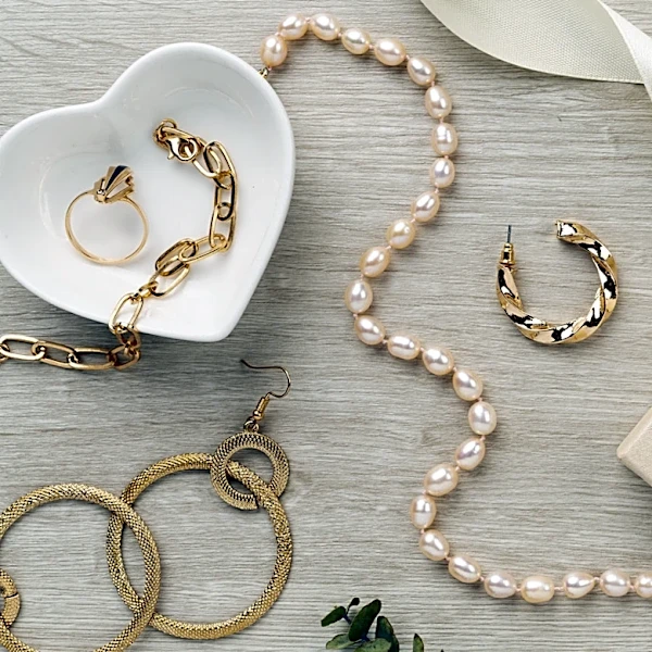 Use Old Toilet Paper Tubes To Create A Budget-Friendly Way To Organize Jewelry