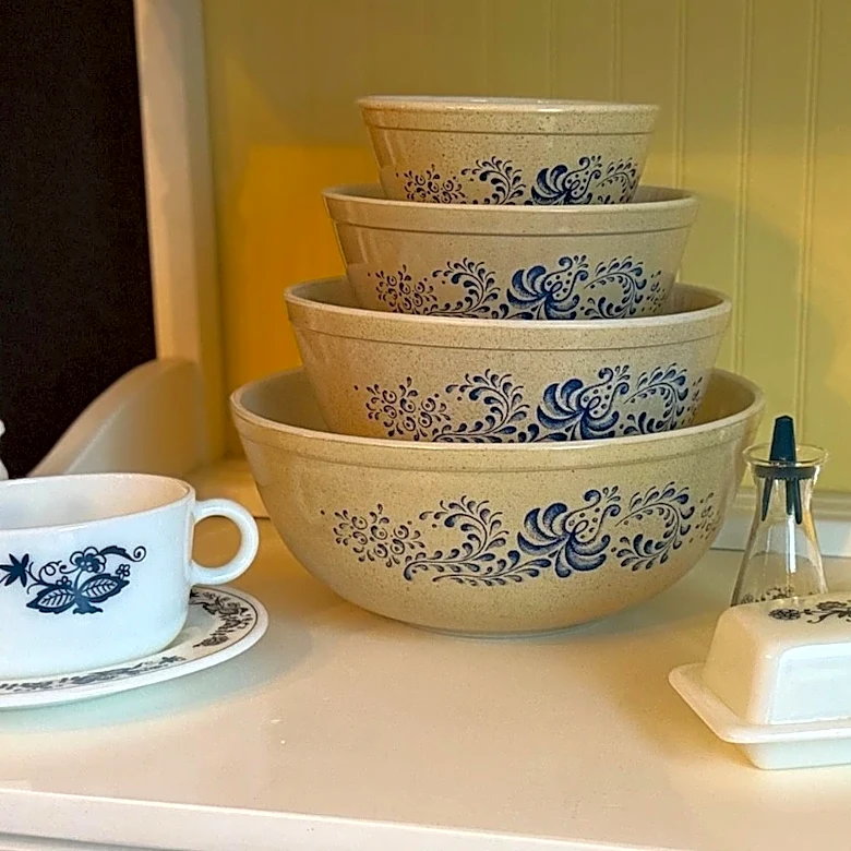 The Most Valuable '70s Vintage Pyrex To Score At The Thrift Store, Ranked