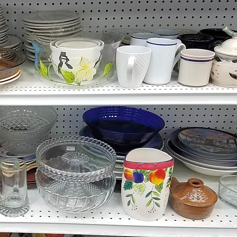 Not Pyrex: The Vintage Glassware Every Home Had In The '60s That's Now A Thrift Store Score