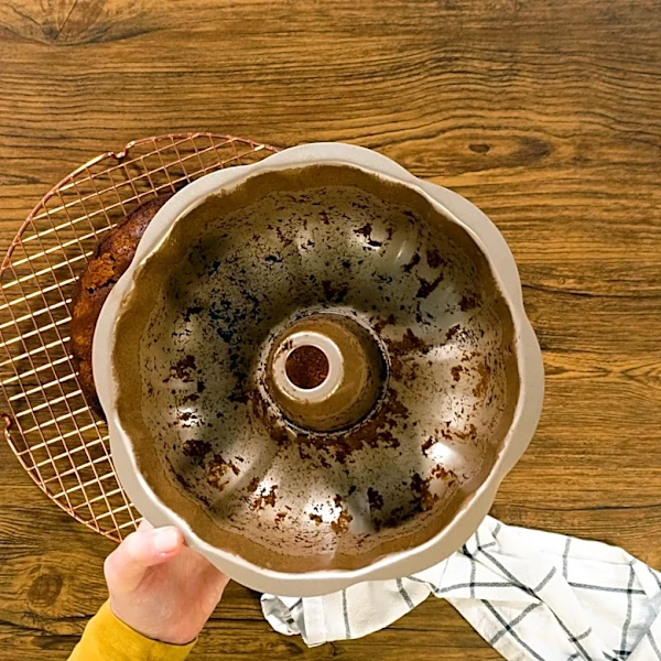 Turn An Old Bundt Pan Into A Cute Bird Bath That Backyard Visitors Will Love
