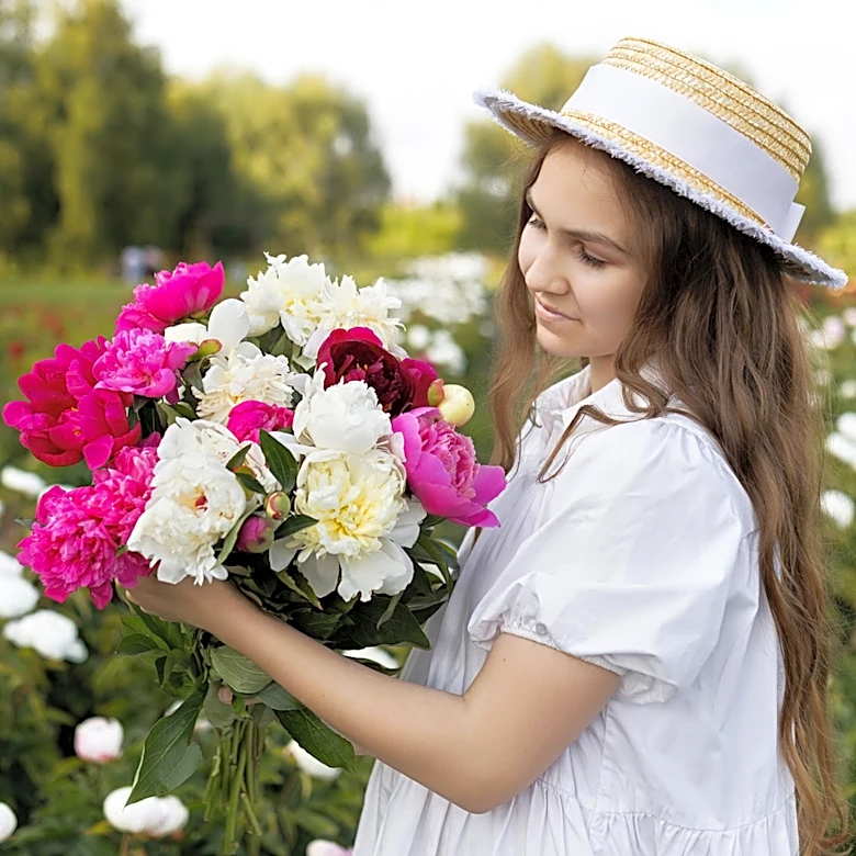 The Beautiful Companion Flower For Peonies That'll Suppress Weeds