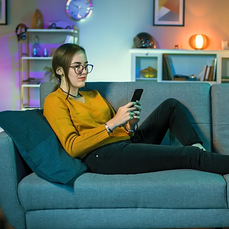 Everyone Loved It In The '80s: The Living Room Lighting To Recreate With Modern Tech