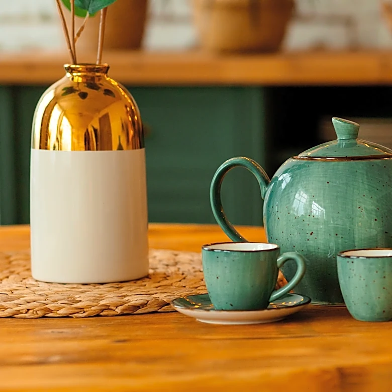 Turn A Small, Old Teapot Lid Into An Adorable Bird Feeder With Vintage Vibes