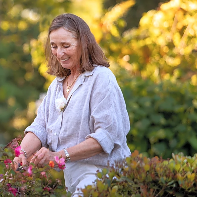 The 8 Best Fragrant, Romantic Flowering Shrubs That Aren't Roses