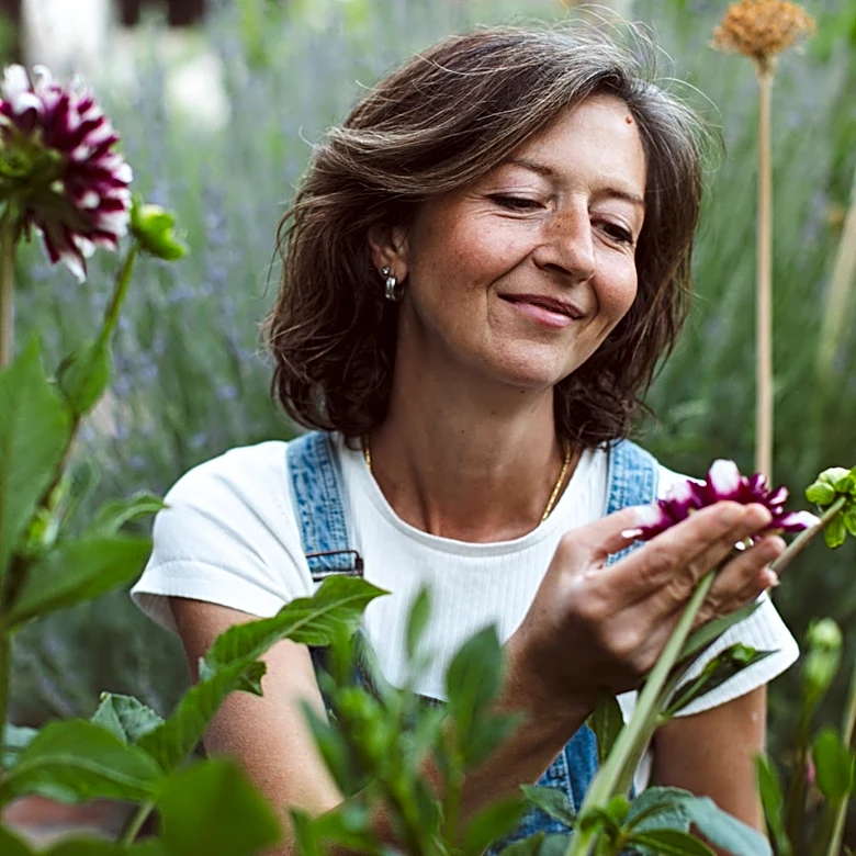 The Perfect Companion Flower For Dahlias That'll Suppress Weeds