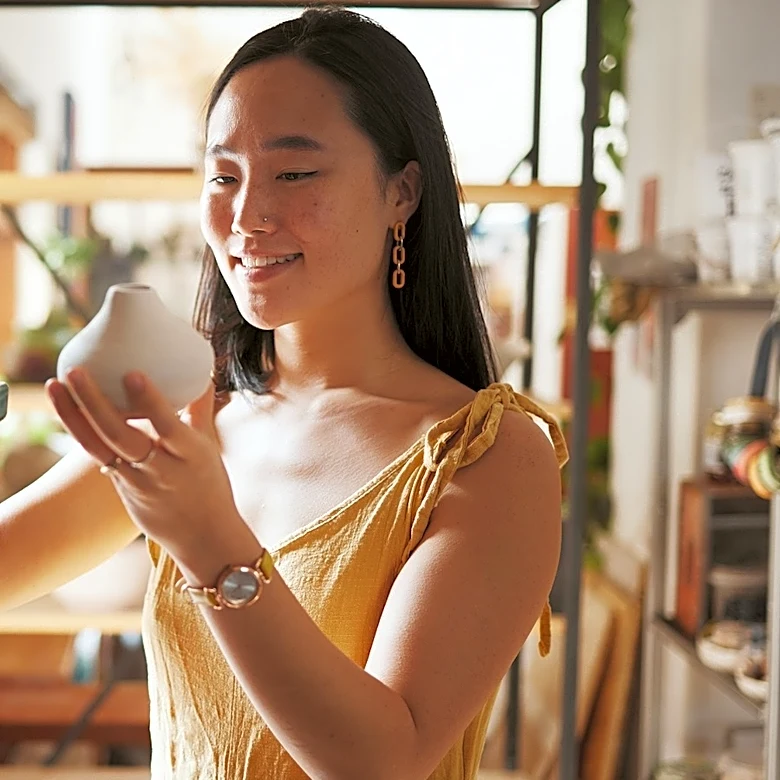 It Was Most Popular In The '20s — The Pricey Vase To Find At The Thrift Store
