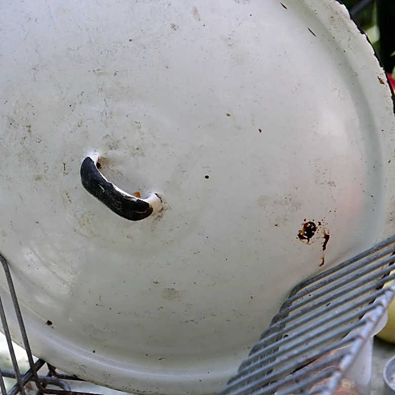 Reuse Old Pot Lids For Sweet And Stylish Vintage-Inspired Decor