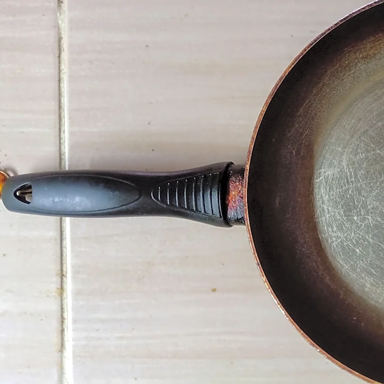 Turn An Old Frying Pan Into Countertop Storage That Looks Good With A Savvy DIY