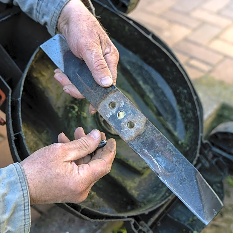 Should Mower Blades Be Loose Or Tight?