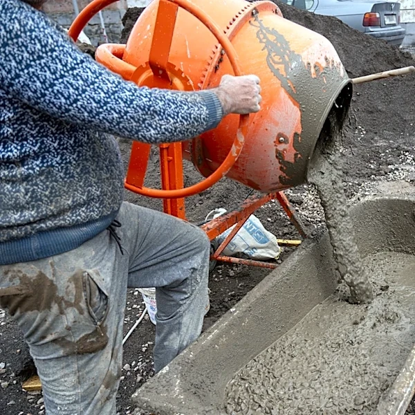 ​​Concrete Block Vs. Poured: The Better Retaining Wall Material