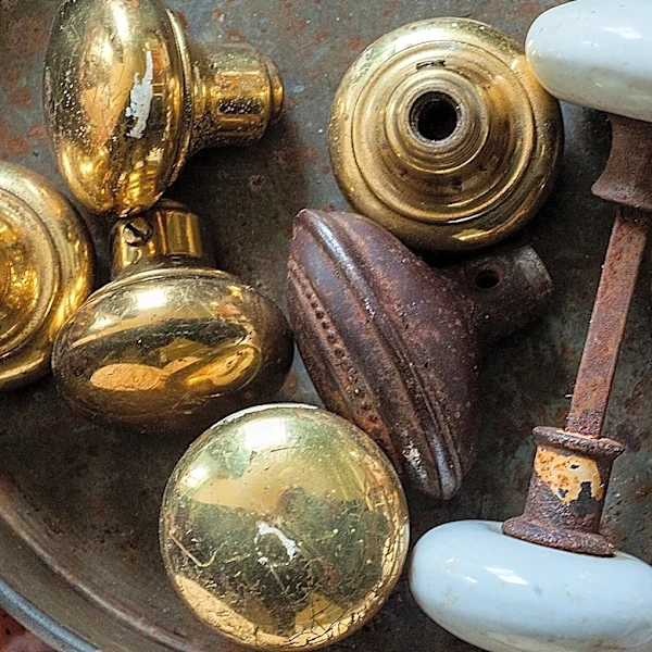 Transform Thrifted Door Knobs Into Chic Entryway Storage With A Simple DIY