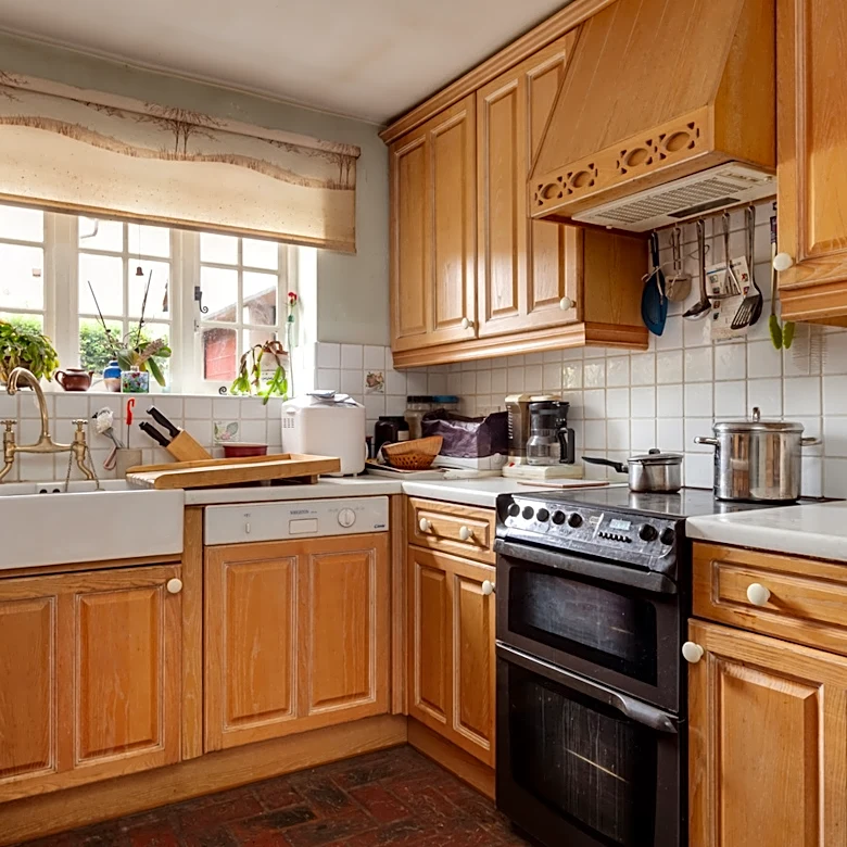 Not Marble Or Porcelain: The Countertop Material That's A Good Match For Honey Oak Cabinets