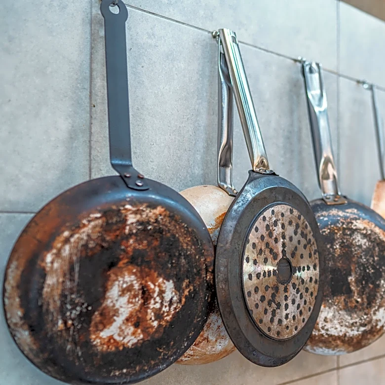 Turn An Old Frying Pan Into A Creative Way To Tell Time With A Clever DIY Change Site
