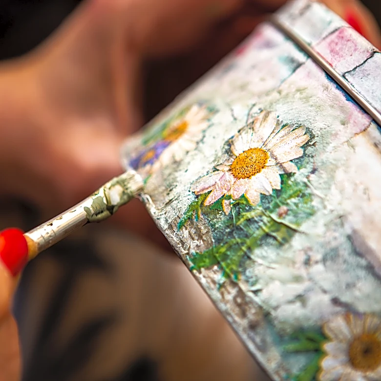 Keep That Old Frying Pan — Use This Savvy DIY To Make It Into Beautiful Wall Decor