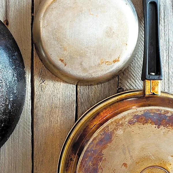 Turn An Old Frying Pan Into An Adorable Storage Basket With A Savvy DIY