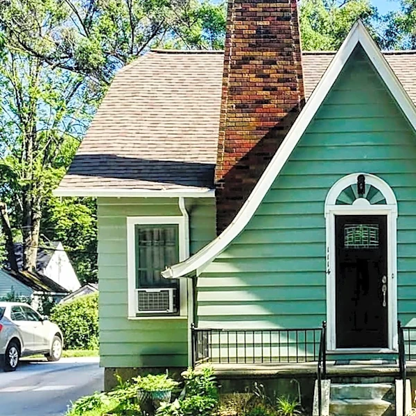 Here's What A Catslide Roof Actually Is (And What They're Good For)